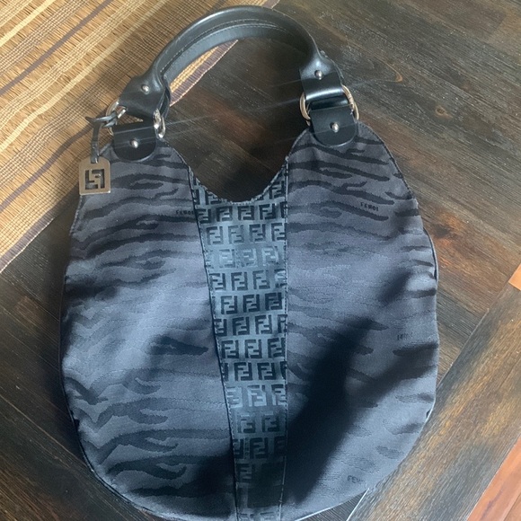 DESCRIPTION
Zucchino Hobo Black Fendi. super-chic hobo is crafted of canvas - Picture 4 of 6